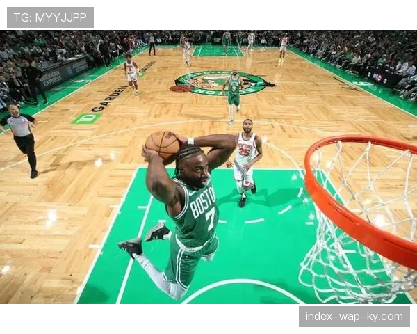 凯尔特人利用错位单打能力突出,塔图姆布朗面对换防时优势明显